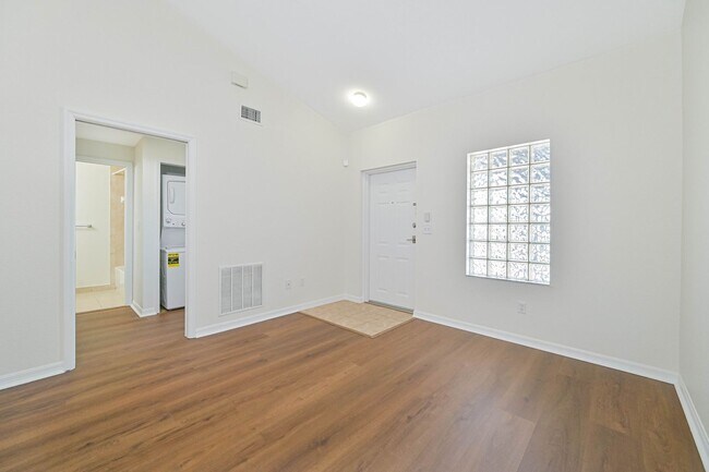 Building Photo - ~2 bed/2 bath UPDATED condo at The Cove on Six Mile