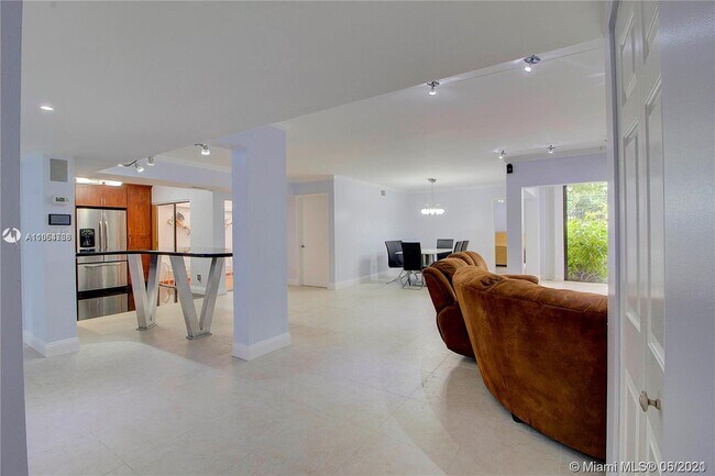 Foto del edificio - 323 Ives Dairy Rd