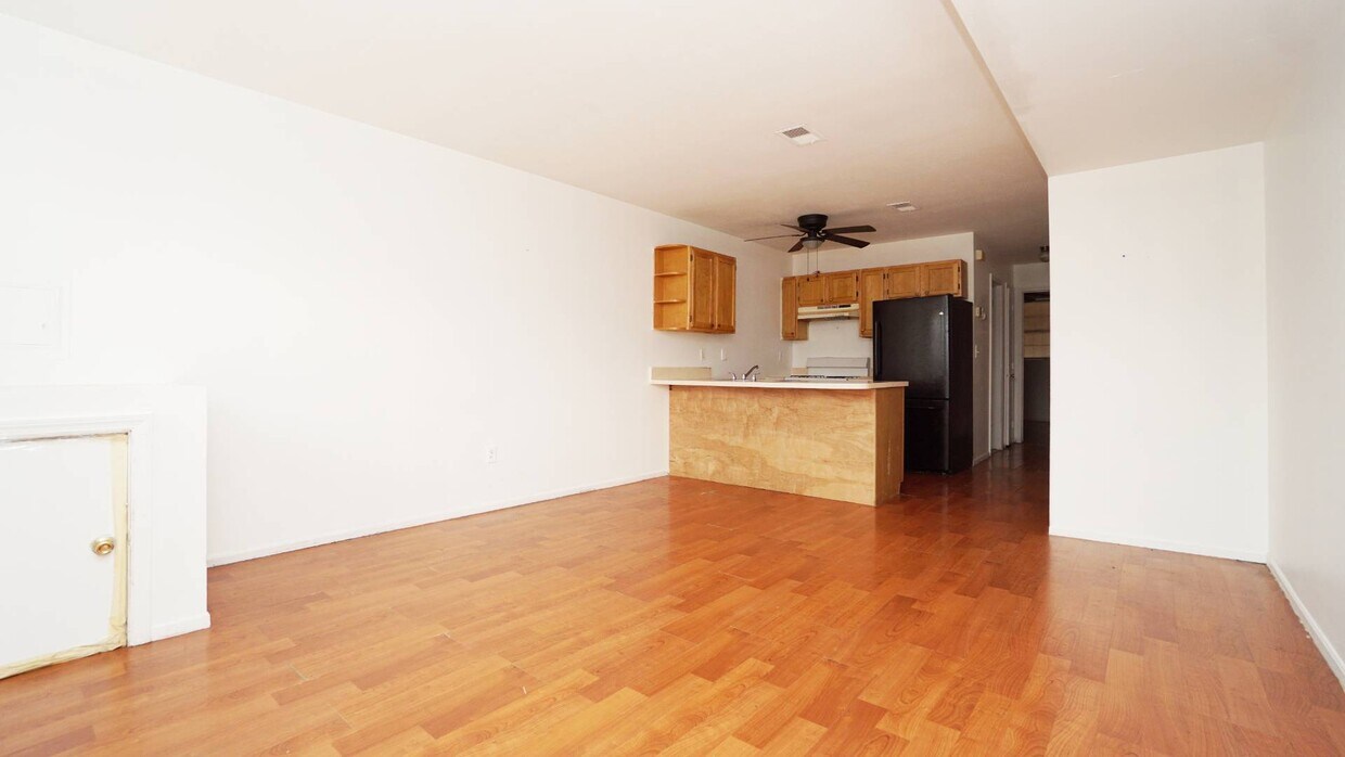 Primary Photo - 212 Pond Way