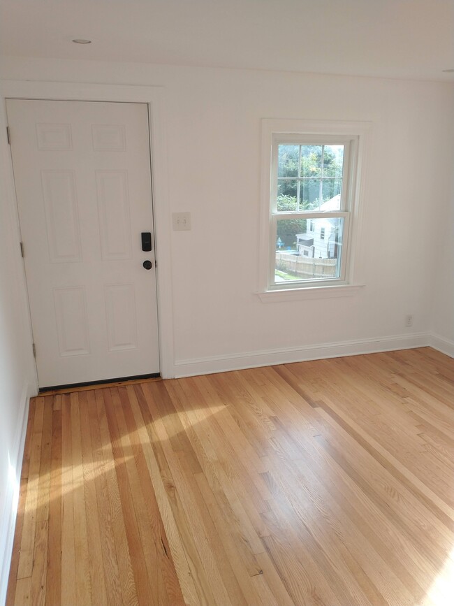 Building Photo - 9 Crillon Rd