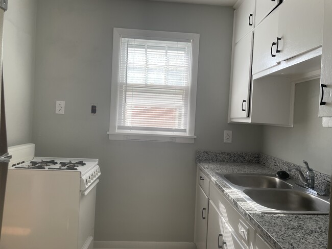 Building Photo - 100-104 E Stewart Rd