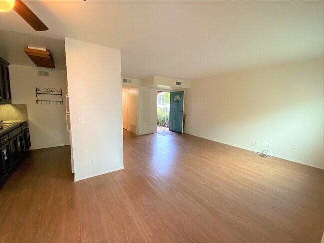 Foto del edificio - Awesome PL Location! Exclusive Garage! Balcony!