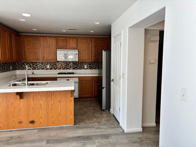 Foto del edificio - BEAUTIFUL, SPACIOUS,  4 BEDROOM, 2 BATHROO...
