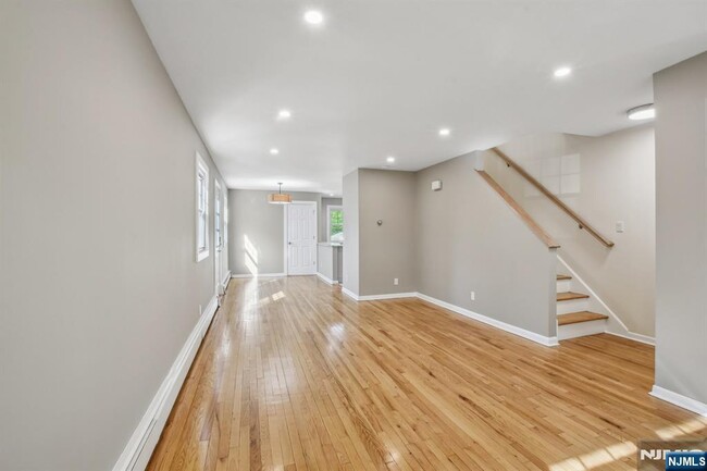 Foto del edificio - 222-224-224 Woodside Ave