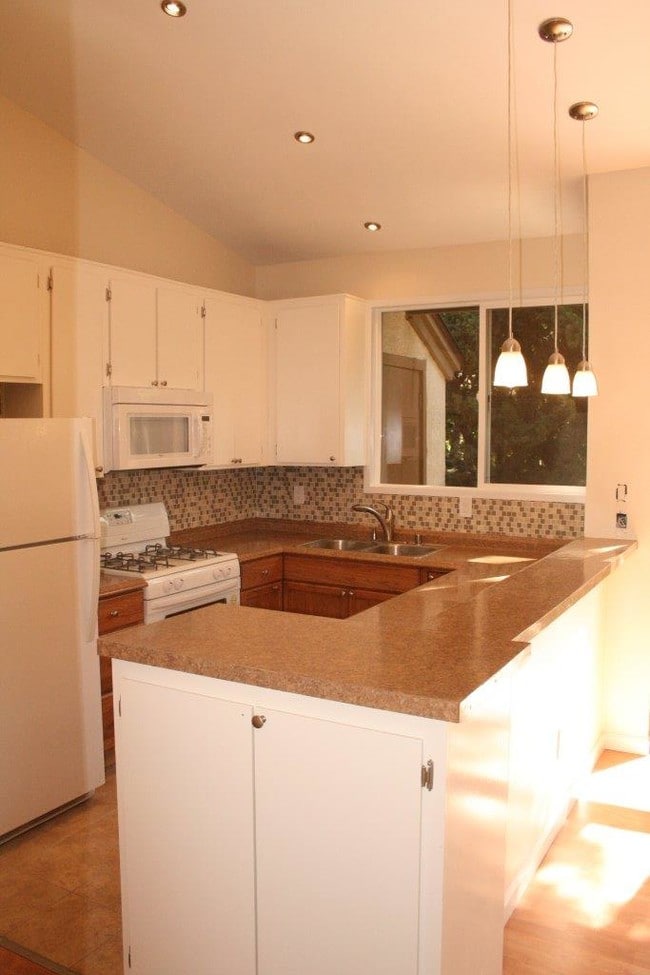 Building Photo - 10580 Lakeside Dr N