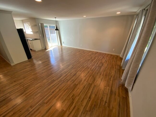 Building Photo - Immaculate N Tacoma 3bdr 2bath with full size W/D