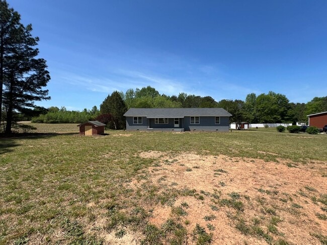 Building Photo - Spacious 4-Bed, 2-Bath Country Home - 1 Acre of Privacy