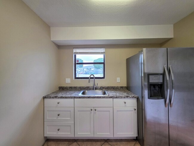 Building Photo - 902 Riverside Dr