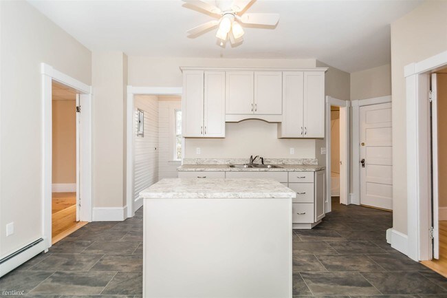Foto del edificio - 3 br, 1 bath Triplex - 246 Lake St