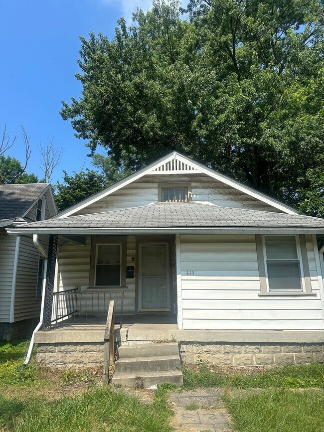Building Photo - 610 N Linwood Ave in Indianapolis, IN! Thi...