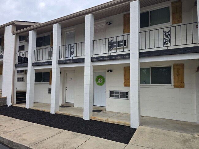 Building Photo - Updated 2 Bed/1 Bath - Relaxed, Spacious Living in Knoxville's Favorite Neighborhood—Fountain City!