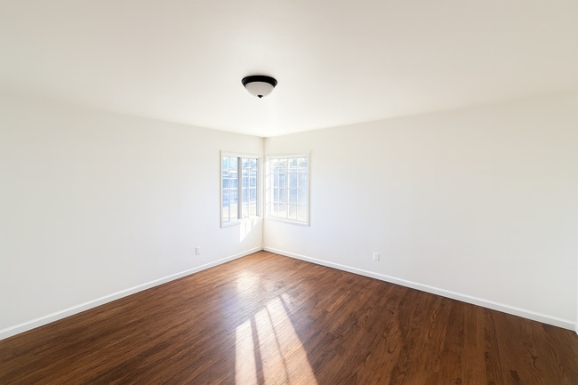 Foto del edificio - 5104-5106 East Falls View Dr.