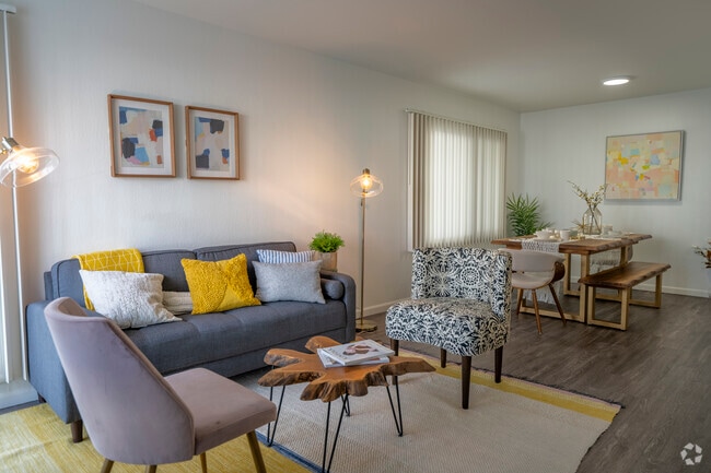 1BR, 1BA - 571SF - Living room - Westlake