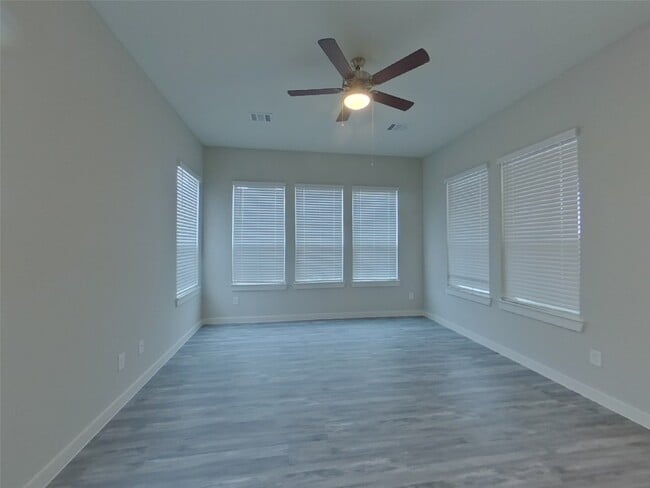 Building Photo - 9835 Willow Creek Commerce Dr
