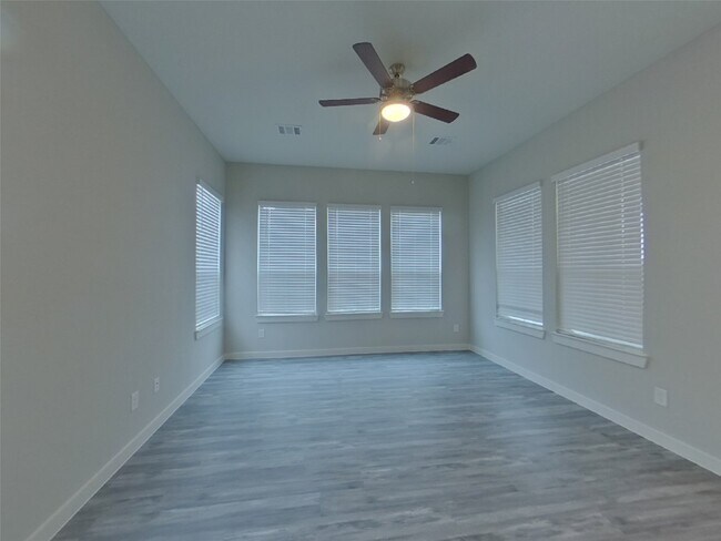 Foto del edificio - 9835 Willow Creek Commerce Dr