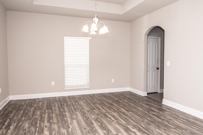 Building Photo - 675 Red Fern Rd