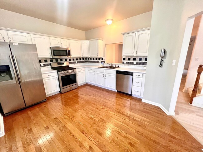 Building Photo - Beautiful Townhome - 3 bedroom 2.5 bath - Must see!