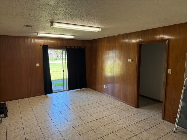 Building Photo - 1905 10th St