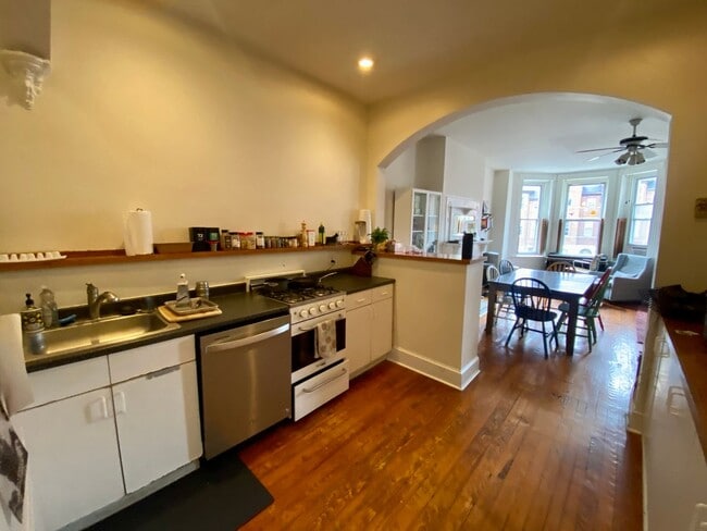 Building Photo - For Rent: Charming Living on St. Paul Stre...