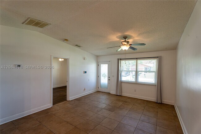 Building Photo - 618 SW Ray Ave