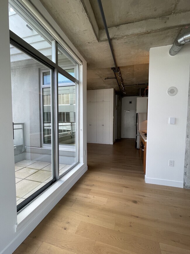 Photo du bâtiment - 495 W 6th Ave