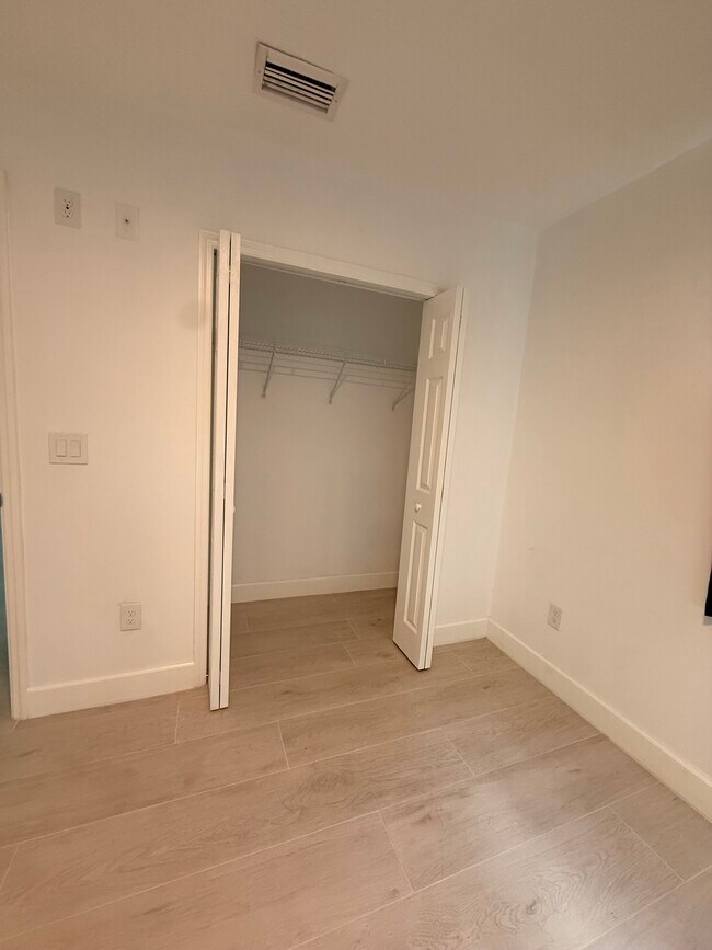 Foto del edificio - 4724 W Tambay Ave