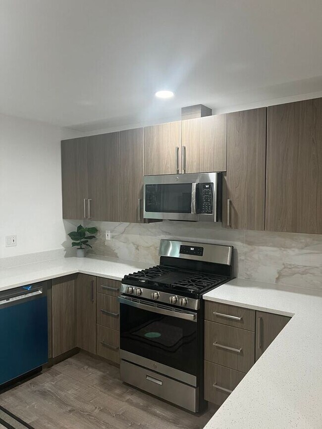 Building Photo - 102 Hedgewood Dr