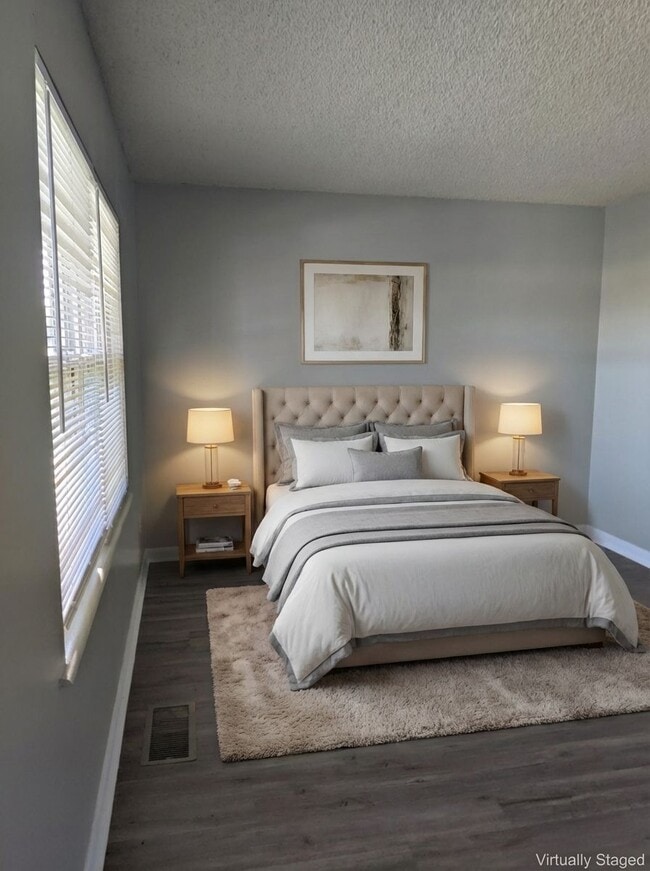 Foto del edificio - STERLING COURT APARTMENTS