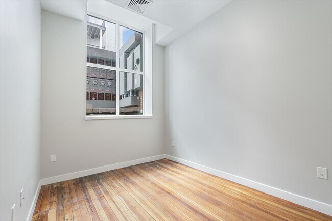 Building Photo - 163 Chestnut St