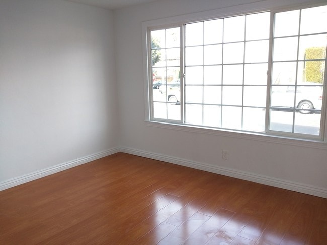 Building Photo - 439 N Claremont St