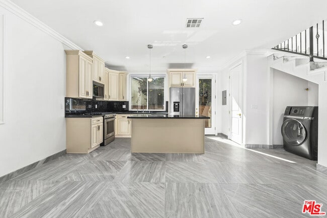 Foto del edificio - 2017 S Centinela Ave