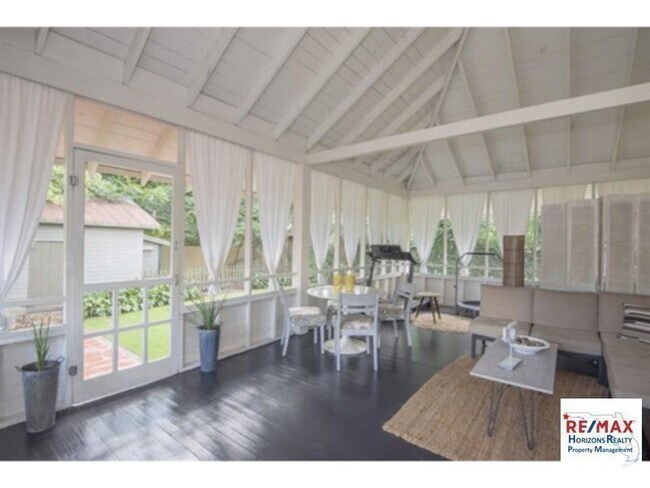 Building Photo - Incredible East Hill Cottage!