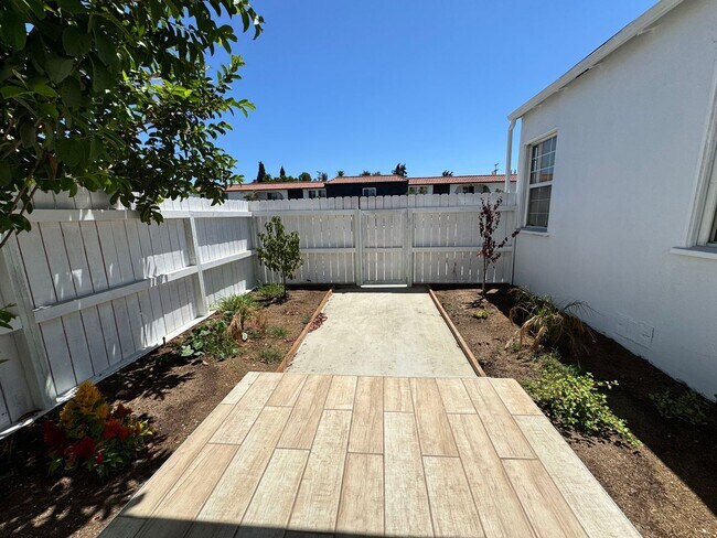 Foto del edificio - Nicely Updated Home with Enclosed Front Yard