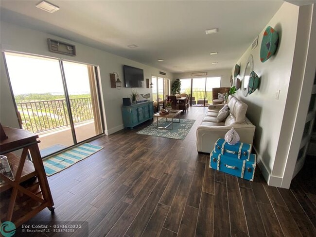 Building Photo - 10044 S Ocean Dr