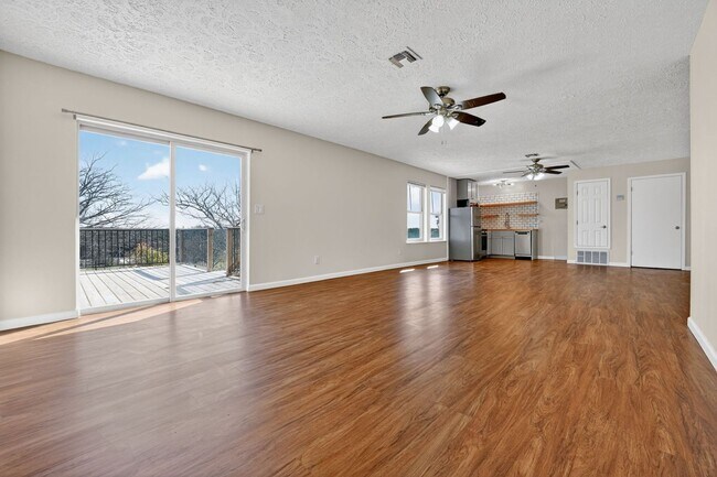 Foto del edificio - 16200 Round Mountain Rd