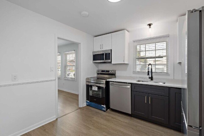 Building Photo - Fully Renovated