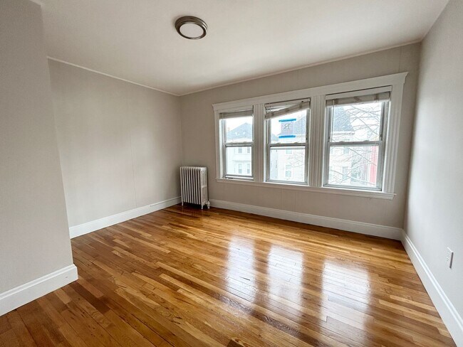 Building Photo - Mission Hill Modern 4bed Apartment  with laundry - September 1 move in
