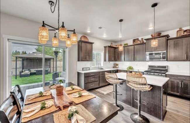 Foto del edificio - 16496 Pine Creek Dr