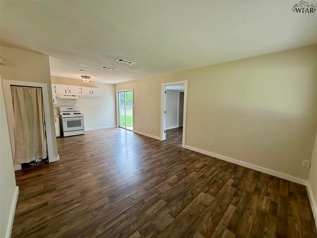 Building Photo - 117 W Garden Dr