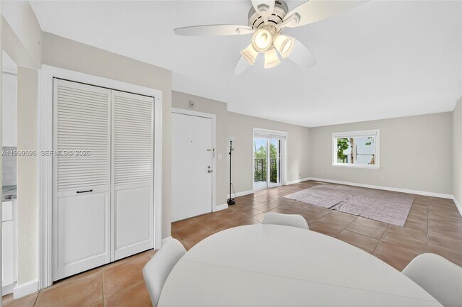 Foto del edificio - 6815 Edgewater Dr