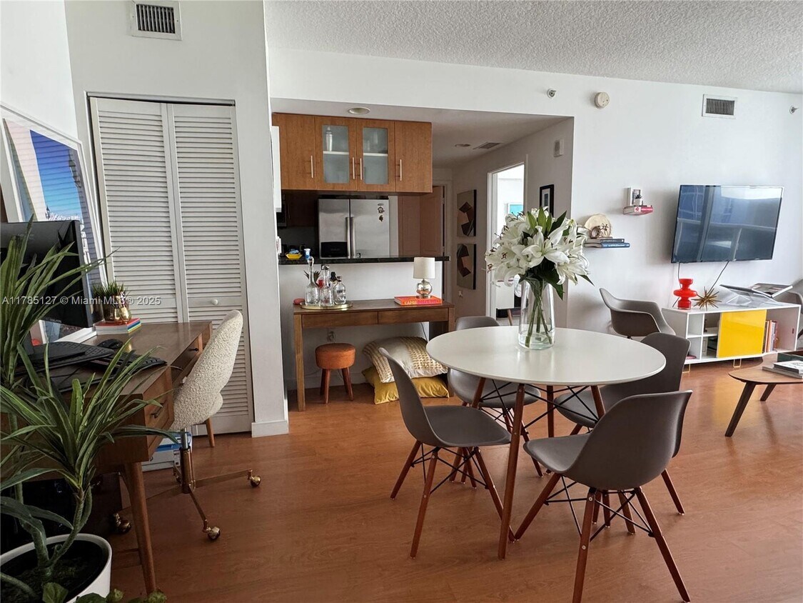 Foto principal - 601 NE 23rd St