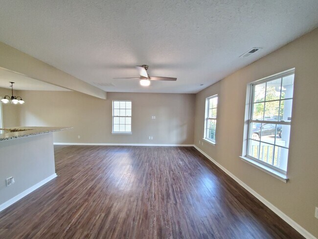 Foto del edificio - Beautiful 3 Bedroom 2.5 Bath Home in Charl...