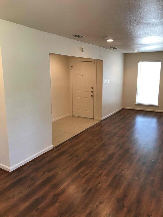 Foto del edificio - 1217 Meadow Creek Dr