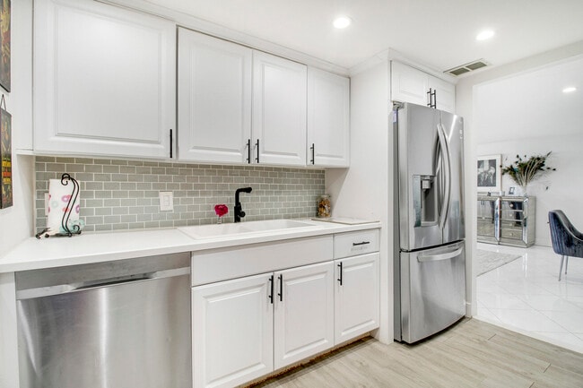 Building Photo - 5600 N Flagler Dr