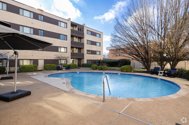 Pool - Fontainebleau Apartments