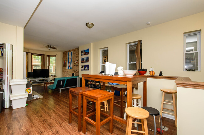 Dining Area - 822 N Hermitage Ave