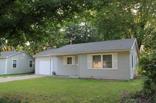 Building Photo - Nice 2 bedroom home with Large backyard! C...
