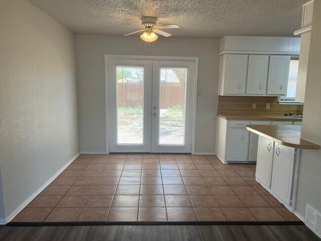 Foto del edificio - 1615 Bryan Ave