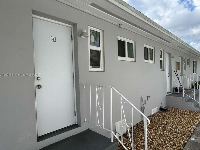 Building Photo - 885 SW 29th Ave