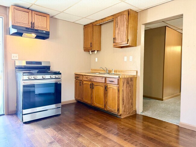 Building Photo - Cozy and conveniently located 1 bedroom, 1 bathroom first-floor apartment with a private entrance!
